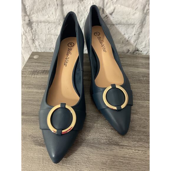 NWOB Bella Vita Leather Pump Navy 9.5 N - Picture 1 of 7